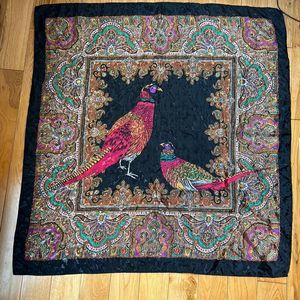 Stunning vintage Vintage Made in U.S.A. Units
Scarf " Pheasants"
